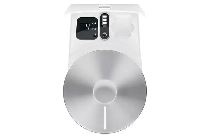 מבט מלמעלה על מקרר חלב “Cool Control” לבן בנפח 1 ליטר למכונות קפה JURA, עם תצוגת טמפרטורה דיגיטלית ומכסה מתכת עגול. | אספרסימו