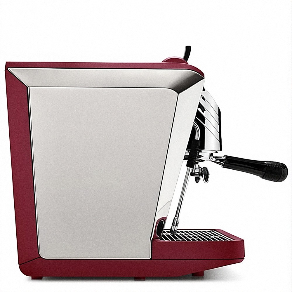 מבט צדדי על מכונת אספרסו “Nuova Simonelli Oscar II” בצבע אדום, עם לוח כסף מלוטש וידית פורטפילטר שחורה. | אספרסימו